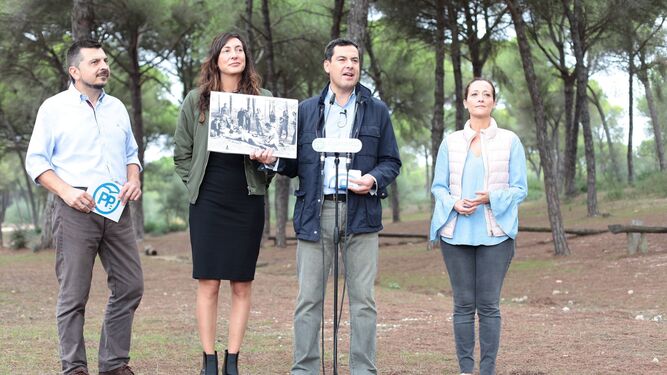 Juanma Moreno, junto a otros dirigentes del PP-A, en el pinar donde se tomó la 'foto de la tortilla'.
