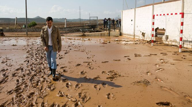 El presidente del PP-A, Juanma Moreno, visita este lunes un colegio inundado en Campillos.