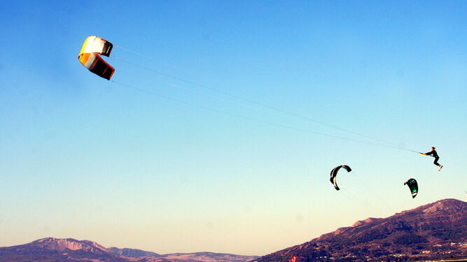 Una competición de kitesurf en Tarifa