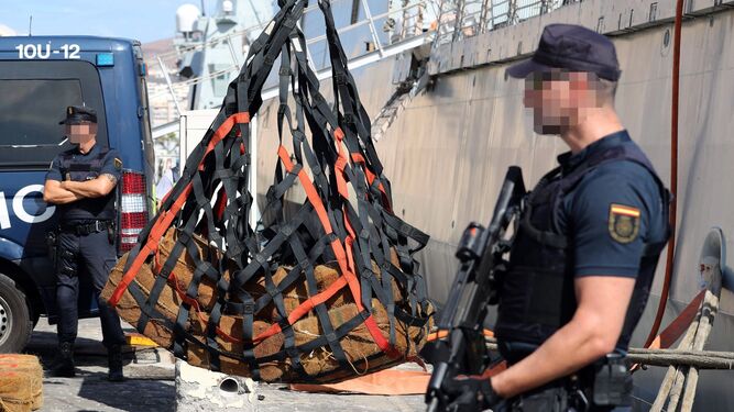 Dos policías custodian en el puerto de Las Palmas la cocaína incautada.