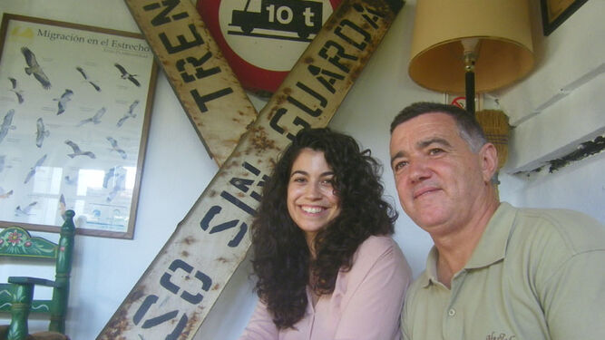Isabel Delgado junto a su padre, Gabriel, en un comedor de El Anón