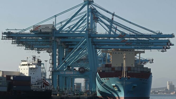 Labores de carga de contenedores sobre un buque de Maersk Line en APM Terminals Algeciras.