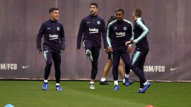 Coutinho, Luis Suárez, Malcom y Arthur dialogan durante el entrenamiento de ayer del Barcelona en la ciudad deportiva azulgrana.