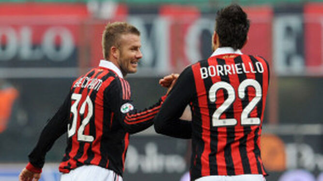 David Beckham felicita a Borriello durante la etapa de ambos en el Milan