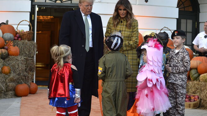 El presidente estadounidense y su esposa reparten dulces y regalos en la Casa Blanca.