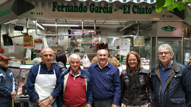 El alcalde, José Ignacio Landaluce, y la concejala de Festejos, Juana Cid, con comerciantes del mercado.