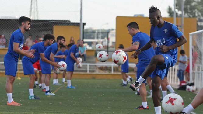 Moha (a la derecha) se ejercita con el primer equipo del Algeciras