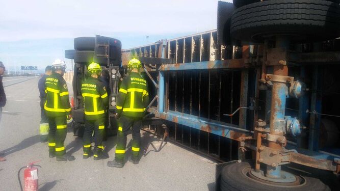La actuación de los bomberos en el accidente.