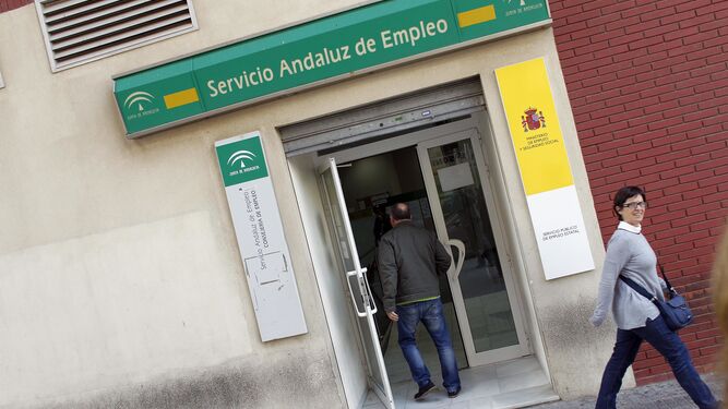 Una persona entra en la oficina del Servicio Andaluz de Empleo en Algeciras.
