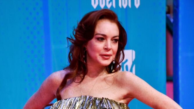 Lindsay Lohan con vestido metalizado de Saint laurent