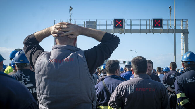 Empleados de industria auxiliar de Puerto Real, durante la manifestación de este martes