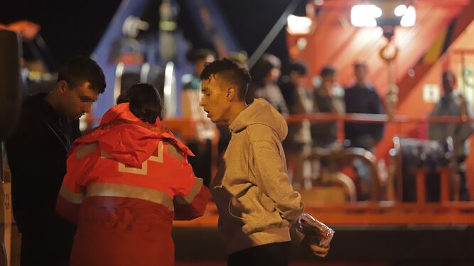 Migrantes llegados anoche al puerto de Algeciras.