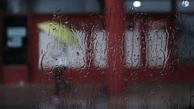 Gotas de lluvia resbalando sobre un cristal en la avenida Virgen del Carmen