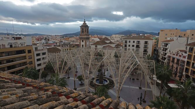 Vista general del alumbrado navide&ntilde;o en la Plaza Alta de Algeciras