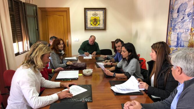 El alcalde, Jorge Romero, y los representantes de las empresas, durante la firma de los convenios.