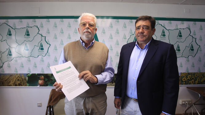 El presidente de Asaja, Ricardo Serra, con Vicente Pérez, director general