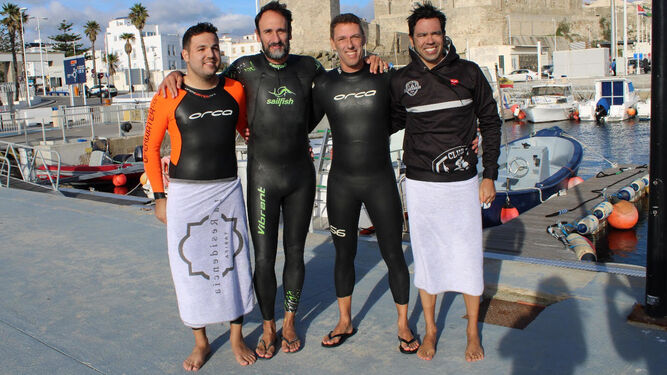 Los cuatro nadadores, en el puerto de Tarifa, tras su regreso