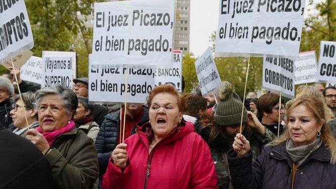 Cientos de personas se concentraron ayer ante la sede del Tribunal Supremo en Madrid.