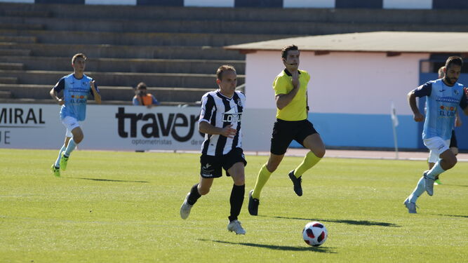 Juampe, el mejor del partido, avanza con el balón junto al árbitro, Guzmán Mansilla.