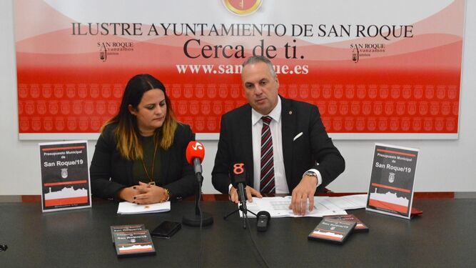 La edil de Hacienda, Mónica Córdoba, y el alcalde, Juan Carlos Ruiz Boix, en la presentación de las cuentas.