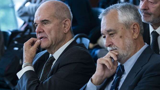 Los ex presidentes Manuel Chaves y José Antonio Griñán, en la sesión de este lunes en el juicio de los ERE