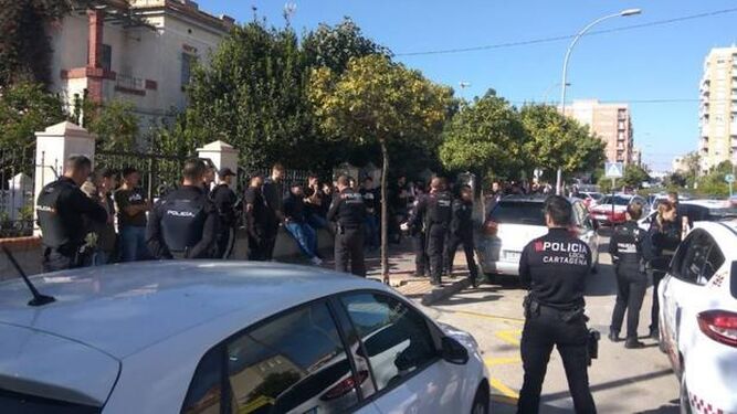 Policías nacionales, reteniendo e identificando a hinchas del Badajoz