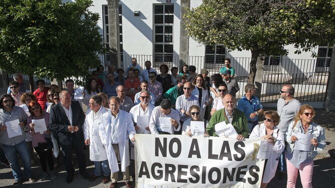 La concentración de protesta en Algeciras por la agresión  de un médico  barreño el pasado junio.