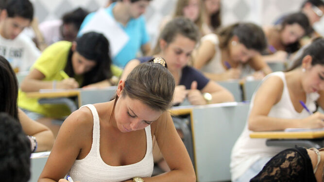 Alumnos durante un examen
