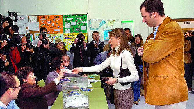 Los Reyes pueden votar en las elecciones, pero no ser candidatos. En la imagen,  Don Felipe y Doña Letizia, siendo príncipes, votaban en el referéndum para la Constitución Europea de 2005.