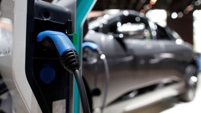 Un punto de recarga para vehículo eléctrico, en el salón del automóvil de París