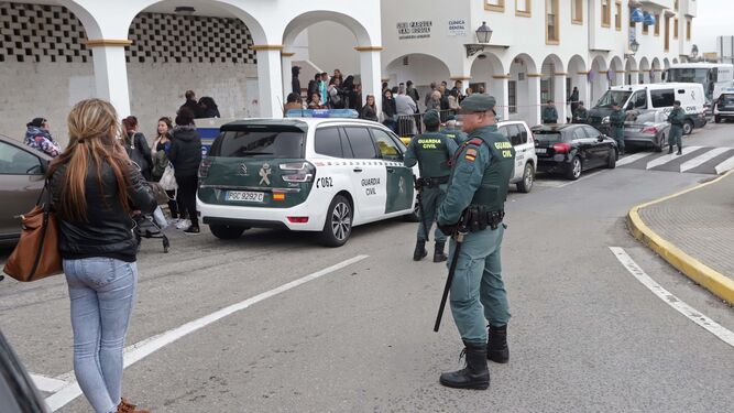 La Guardia Civil custodia la entrada a los juzgados de San Roque el miércoles.