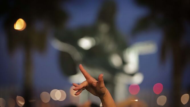 'Flashmob' conmemorativo por el D&iacute;a Internacional del Flamenco frente a la estatua de Paco de Luc&iacute;a en Algeciras