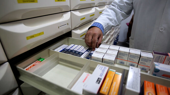 Cajones de medicamentos con compartimentos vacíos en el almacén de una farmacia gaditana esta semana.