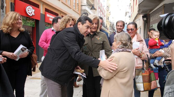 El PP-A sale al centro de Huelva para entregar propaganda electoral a los ciudadanos onubenses.