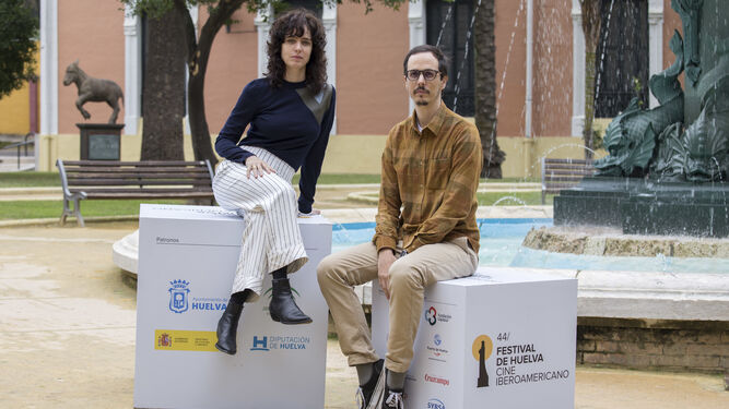 La directora Carolina Jabor y el guionista Lucas Paraizo, en el patio de la Casa Colón.