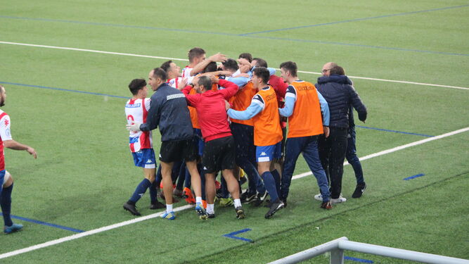 Los albirrojos celebran abrazados el gol de Iván en Puente Genil.
