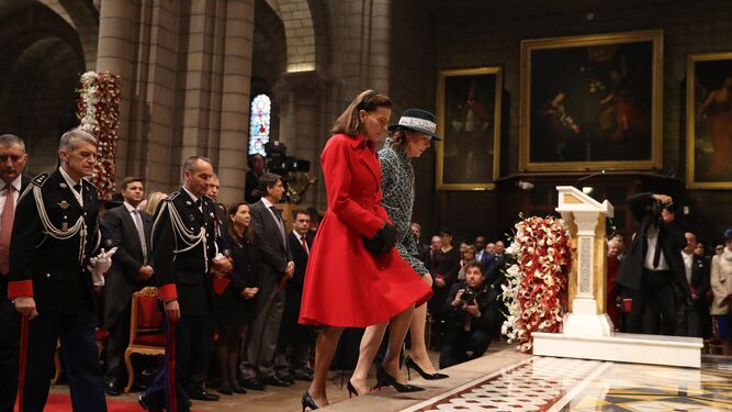 Estefanía (de rojo) y Carolina (con traje chaqueta tweed), en el oficio religioso.
