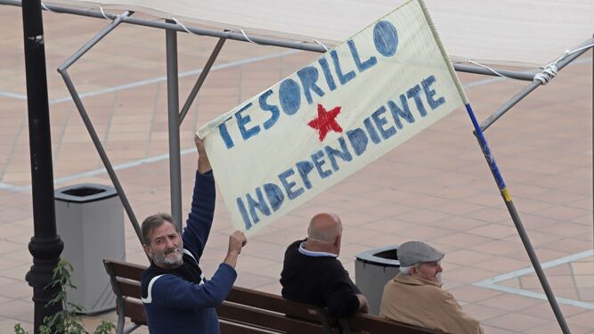 Un vecino de San Martín del Tesorillo muestra una bandera alusiva a la independencia.