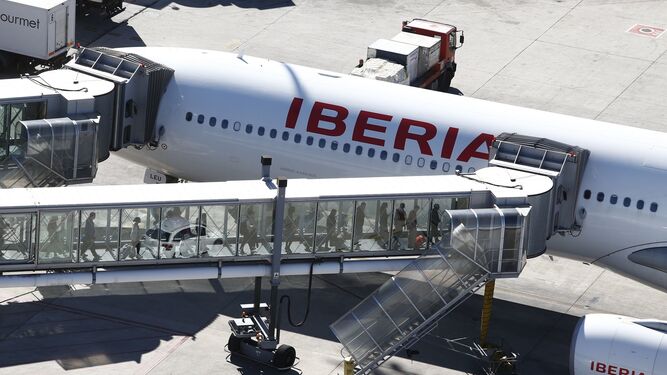 Un avión de Iberia durante un embarque.