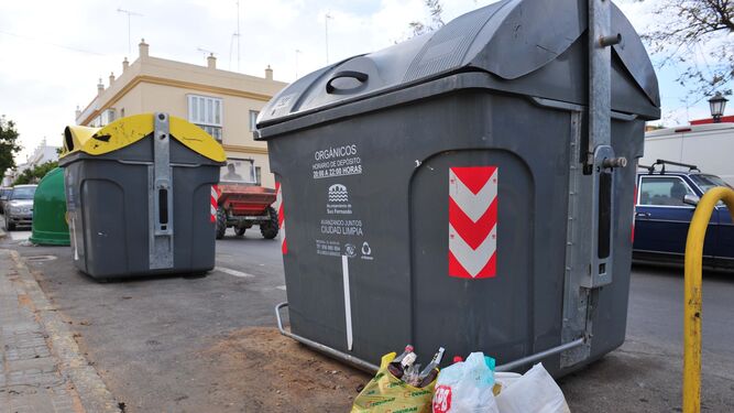Contenedores de basura en una calle de San Fernando, en una imagen de archivo.