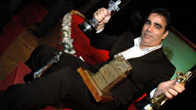 El director brasileño Sérgio Machado, con los premios de 'Cidade baixa', en 2005, incluido el Colón de Plata para Wagner Moura.