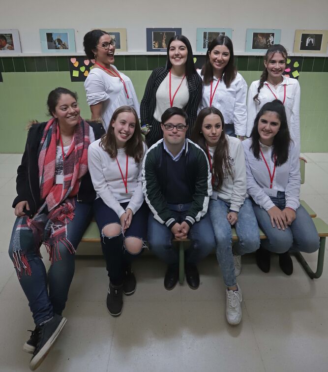 Adrián Márquez posa con alumnas del IES Levante