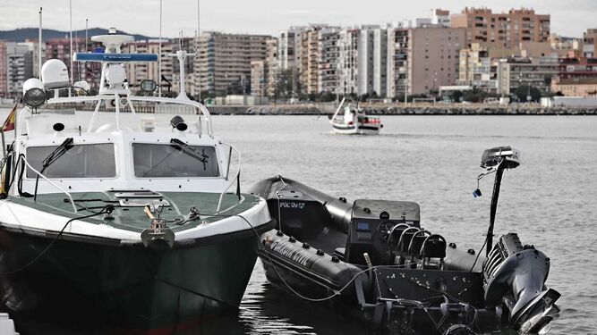 Una patrullera de la Guardia Civil y una narcolancha en el Puerto de Algeciras.