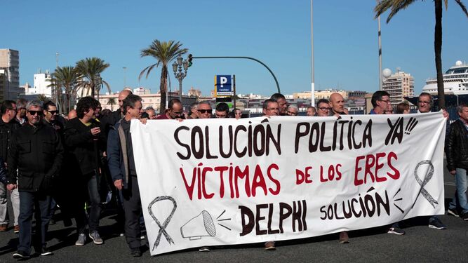 Cabecera de la manifestación de los ex Delphi esta mañana en Cádiz