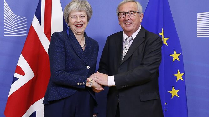 Theresa May y Jean Claude-Juncker, hoy en Bruselas.
