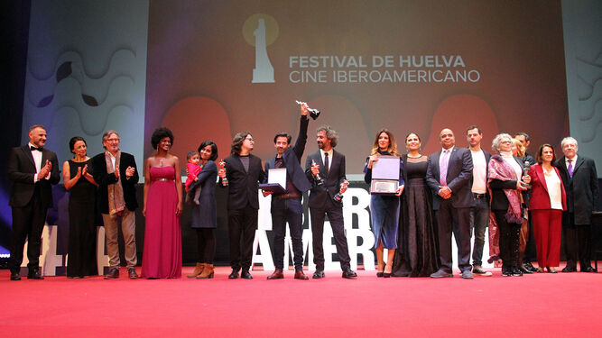 Foto de familia de los premiados del palmarés oficial de la 44 Festival de Cine Iberoamericano de Huelva, al término de la gala de clausura en el auditorio de la Casa Colón.