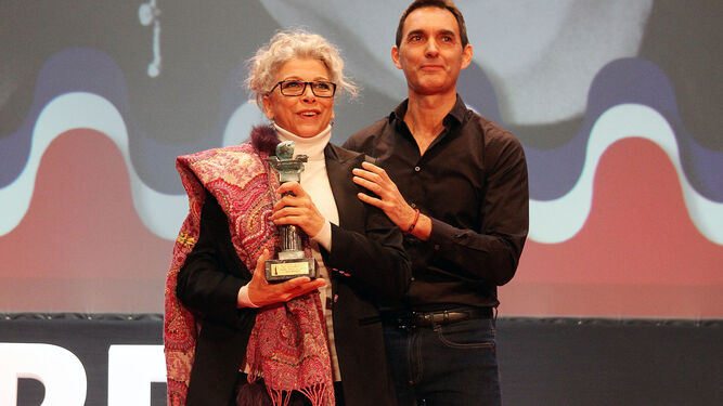 Kiti Mánver recibe el Premio Ciudad de Huelva, máximo galardón que concede el certamen, de manos del dramaturgo y cineasta Juan Carlos Rubio.