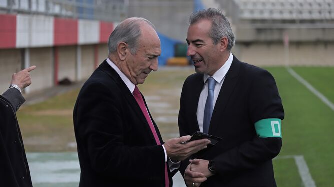 Crespo Sánchez habla con el presidente del Algeciras CF, el pasado domingo.