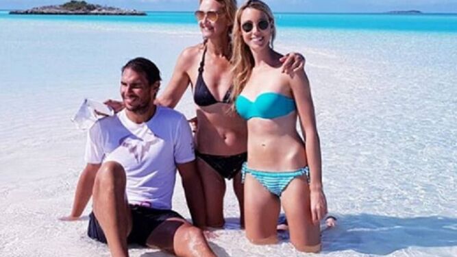 Rafa Nadal en una playa de Bahamas con su madre y hermana