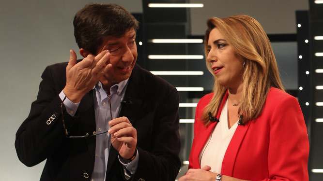 Juan Marín habla con Díaz antes del debate.